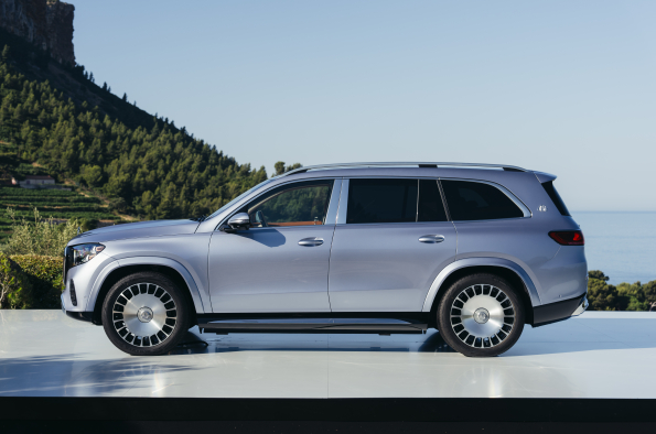 Mercedes-Maybach GLS 680 MANUFAKTUR Côte d'Azur light blue metallic Maybach Exclusive Nappa Leather Beech brown / Macchiato beige
